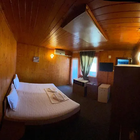 Capu' Turcului Hotel *