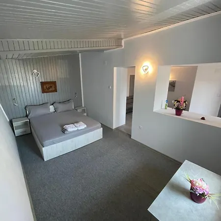 Capu' Turcului Hotel *